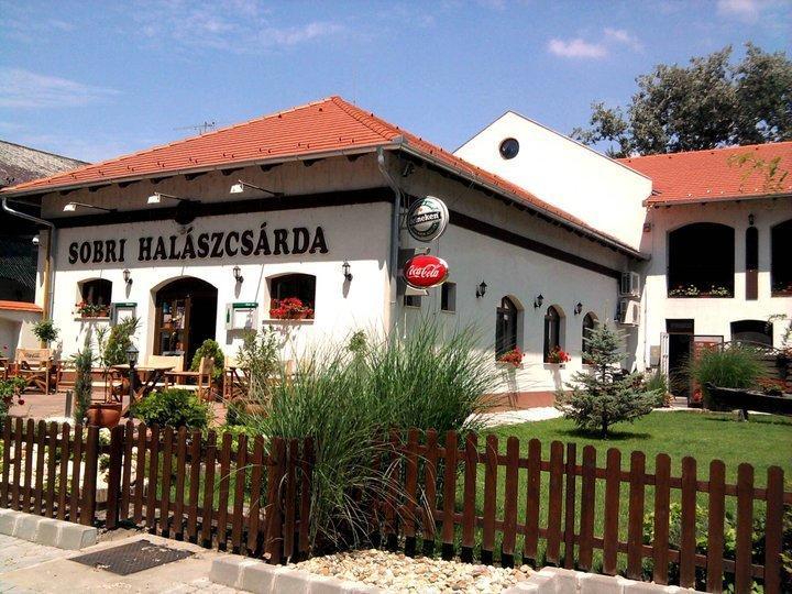 Sobri Halaszcsarda Es Panzio Baja Zewnętrze zdjęcie